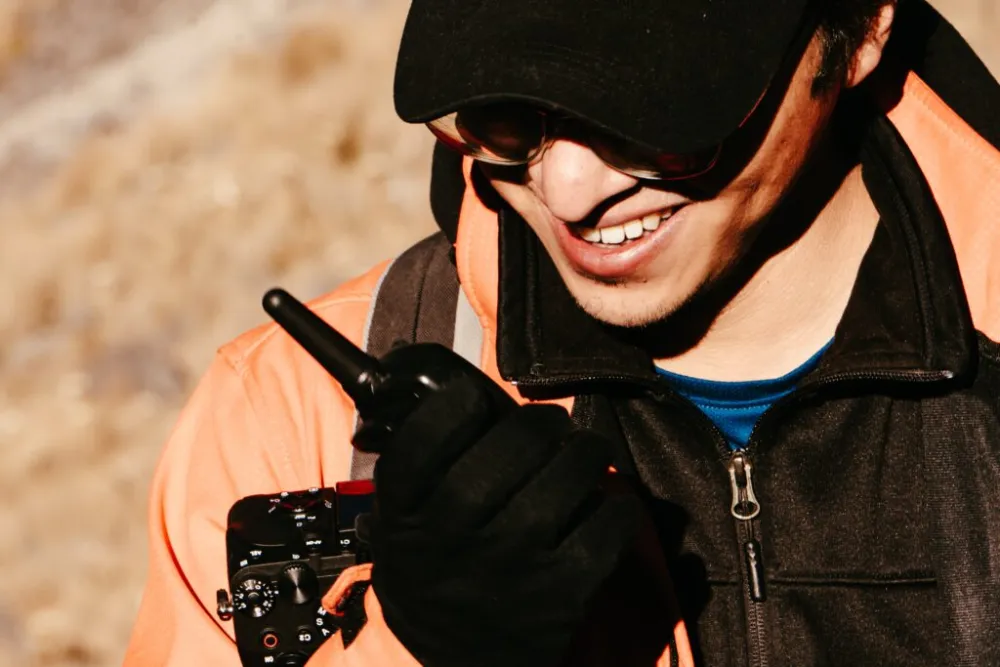profissional com walkei talkie, câmbio, desligo