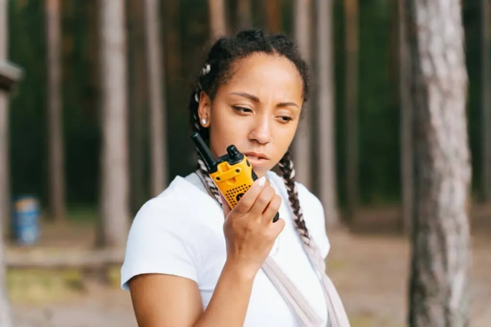 menina com walkie talkie, câmbio