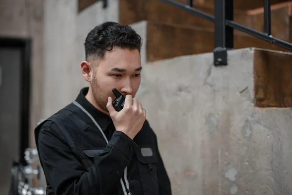 Rádio comunicador portátil (walkie talkie) usado por equipe